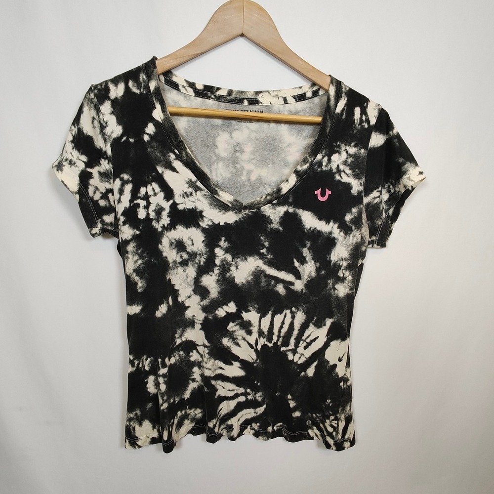 True Religion Top Women's Large Black Tie Dye V-Neck Graphic Pink Logo